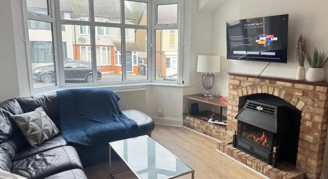 Charming Luton Home for Families & Business Stays, Забронировать Отель Отели Англии 3 звезды, 3*