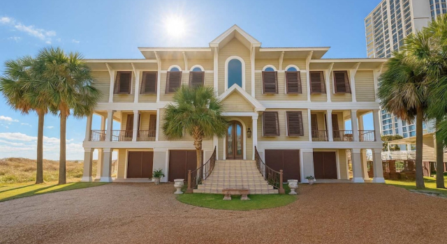 The Gayosa House 9BR Beachfront Oasis With Private Pool Hot Tub, Varaa Lomakoti Huvilat kohteessa Alabama, Villa