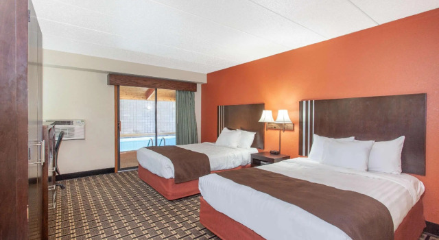 Четырёхместный номер Superior с видом на бассейн AmericInn by Wyndham Cloquet