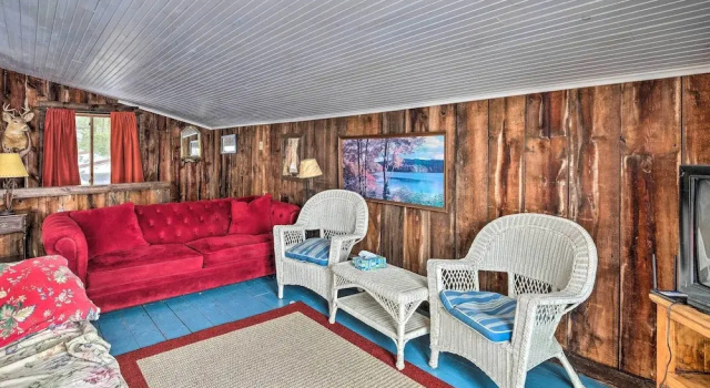 Quiet Cabin on Glen Lake w/ Boat Dock & Deck!, Buchen Sie Ferienhaus  