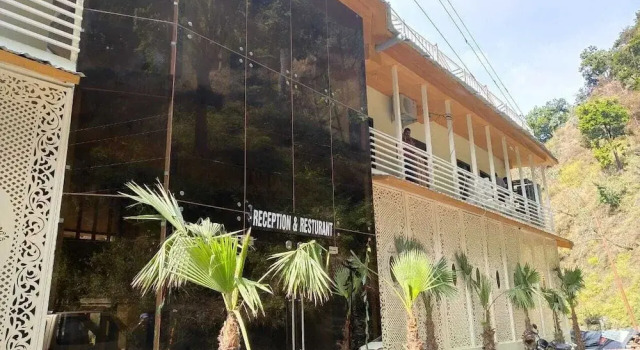 Seven Hills Hotels and Resorts, Rezerwuj Hotel Hotele w Uttarakhand z basenem, Basen