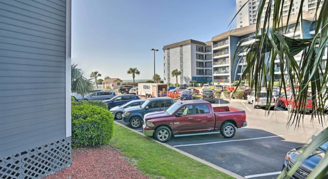 Walk to Beach: Condo w/ Balcony in South Myrtle