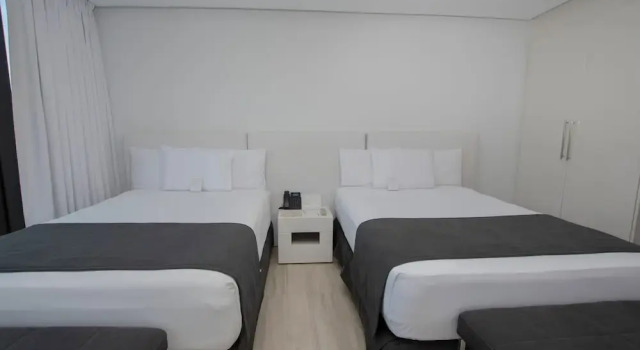 Четырёхместный номер Deluxe с балконом Golden Bay Galapagos