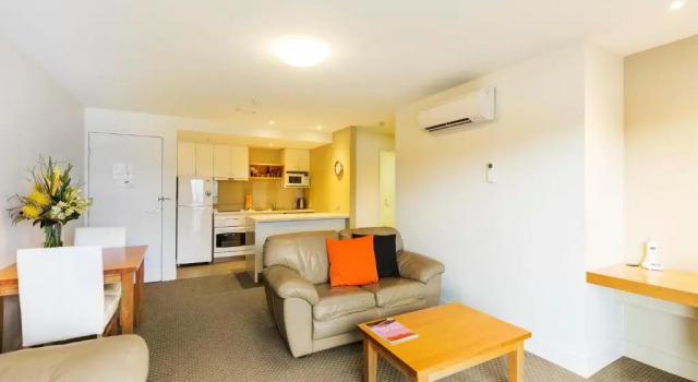 Апартаменты The Old Woolstore Apartment Hotel