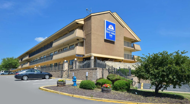 Кровать в общем номере Americas Best Value Inn Pittsburgh Airport