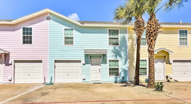 Апартаменты с 4 комнатами с балконом Near Beach & Golfing: Port Aransas Condo w/ Deck