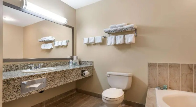 Четырёхместный люкс Best Western Strathmore Inn
