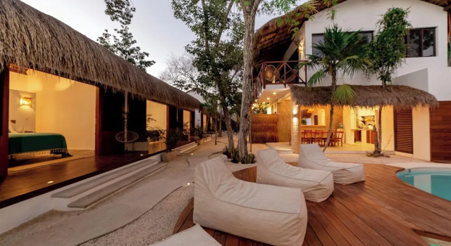 Кровать в общем номере Mimosa Tulum