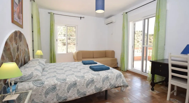 Beautiful Detached Villa Near Arenas With Delightful Terrace and Stunning View, Reserva ahora Villa Hoteles en Arenas con piscina, Piscina