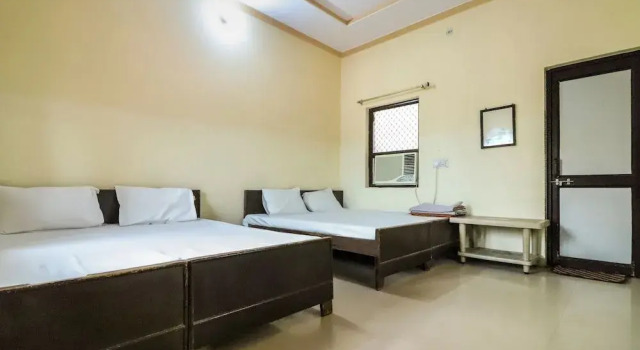 Shri Giriraj Dham by OYO Rooms, Забронировать Отель Говардхан 