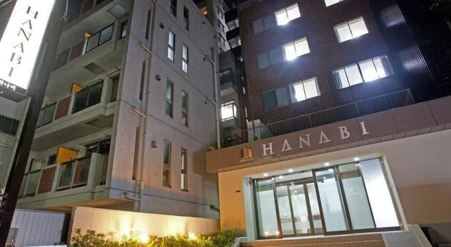 Кровать в общем номере Hanabi Hotel