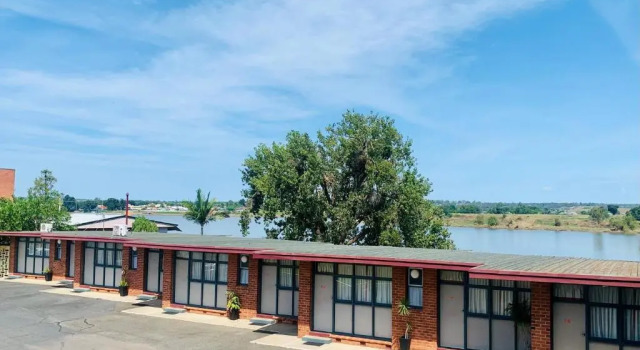 Crown Hotel Motel, Забронировать Мотель Отели Графтон с парковкой, рядом с Историческое общество реки Кларенс, Парковка