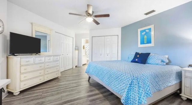 Treetop Beach Condo Sleeps 7!, Rezerwuj Apartament Hotele w Saint Augustine Area z parkingiem, Parking