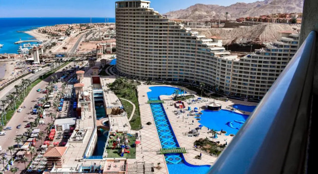 Porto Sokhna Pyramids Apartments Sea view by HTT Families Only شقق بورتو السخنه بيراميدز للعائلات فقط, Rezervați Apartament Hoteluri în As Suways cu piscină, Piscină