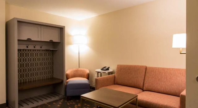 Четырёхместный люкс Holiday Inn Hotel & Suites - Mount Pleasant by IHG