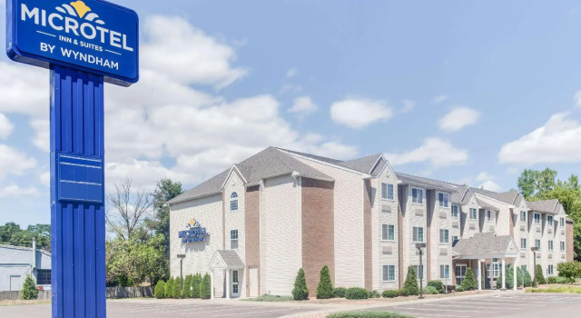 Кровать в общем номере Microtel Inn & Suites Bath
