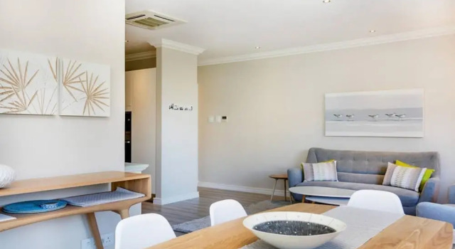 Stylish 2 Bedroom Apartment in Camps Bay Asilvertide