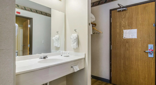 Четырёхместный номер Economy Quality Inn Port Orchard