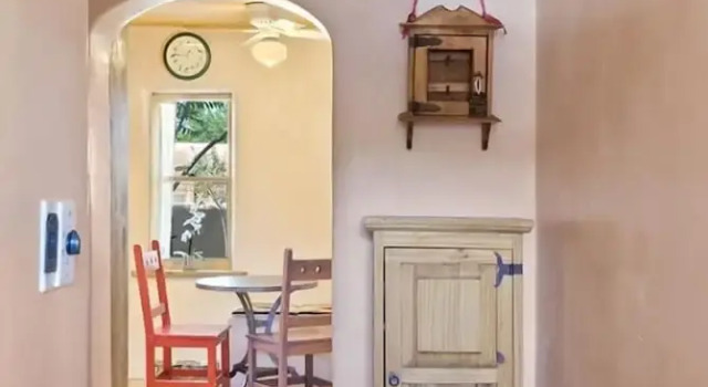 Коттедж Casa Intima - Downtown Adobe, Walk to Plaza and Railyard, Kiva Fireplace, Large Enclosed Yard