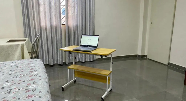 Agradable dormitorio en suite con estacionamiento privado