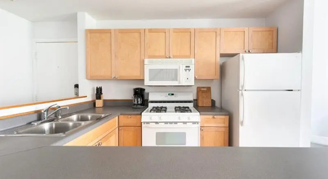 Bi Level 3BR in Lake View by Sonder, Забронировать Отель Линкольн-парк Чикаго, рядом с Remy Bumpo Theatre Company