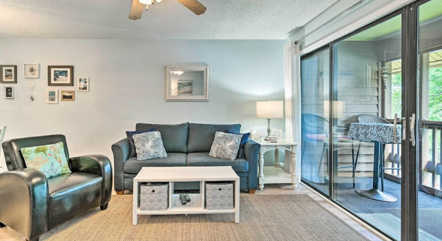 Lakefront Myrtle Beach Condo w/ Shared Pools!, Забронировать Апартаменты/квартира Апартаменты Южной Каролины, Апартаменты/квартира
