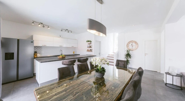 Stunning Home in Kastel Kambelovac With 4 Bedrooms, Wifi and Outdoor Swimming Pool, Book Hotel Kastel Kambelovac Kaštela