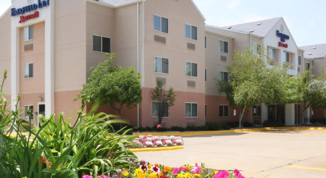 Четырёхместный номер Standard AmericInn by Wyndham Hudson