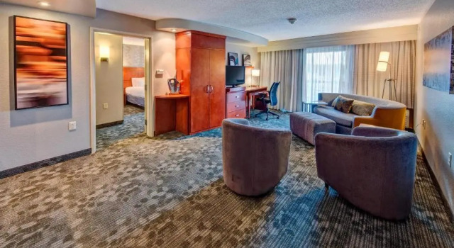 Двухместный люкс c 1 комнатой Courtyard by Marriott Alexandria