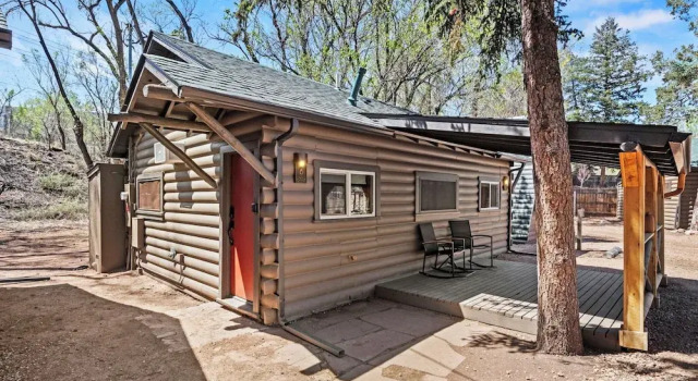 Timber Lodge Cabin 6, Varaa Lomakoti Hotellit Colorado Springs uima-altaalla, Uima-allas