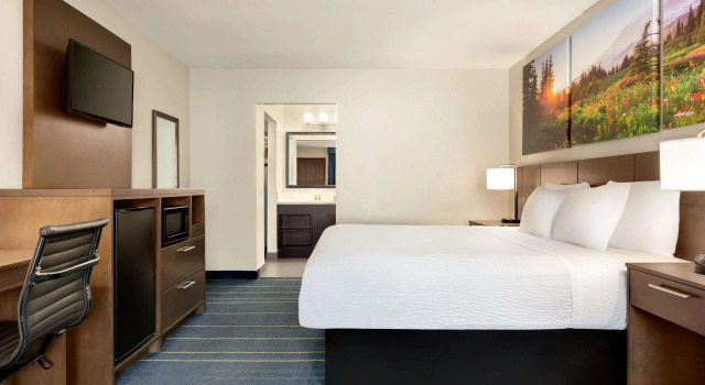 Days Inn & Suites by Wyndham Anaheim At Disneyland Park