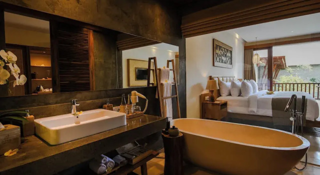 Люкс с балконом и с красивым видом из окна Purana Suite Ubud