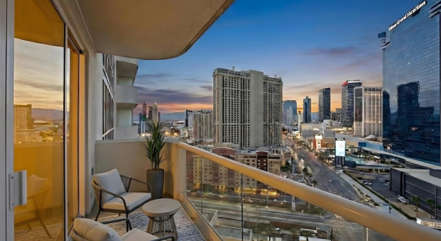Люкс Luxury Premium Suite w/balcony at The Signature