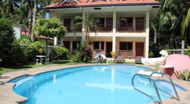 Кровать в общем номере Wellbeach Dive Resort