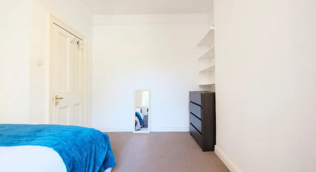 Quiet and Spacious 2-bedroom Flat , Sleeps 4