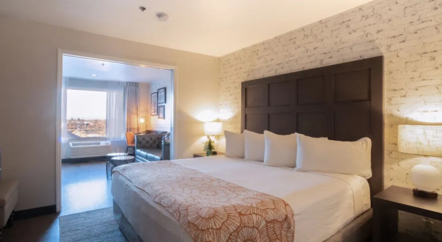 Четырёхместный семейный люкс с 2 комнатами Oxford Suites Chico