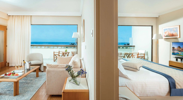 Люкс семейный c 1 комнатой с видом на море Отель Constantinou Bros Athena Beach