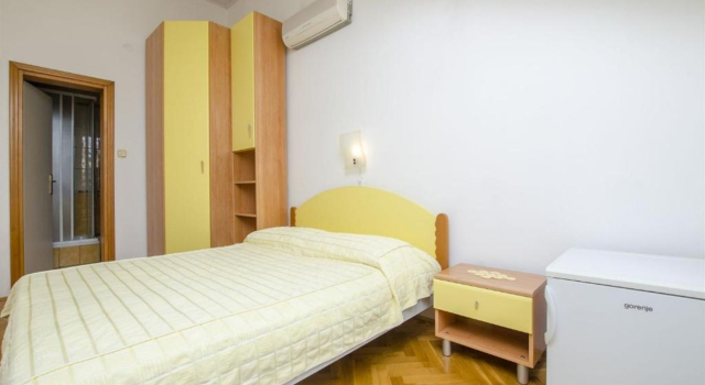 Room Mate 1 - 130 m from sea: R1 Zuta Bol, Island Brac, Prenota Hotel Bol 