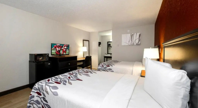Четырёхместный номер Deluxe с видом на бассейн Red Roof Inn Hot Springs