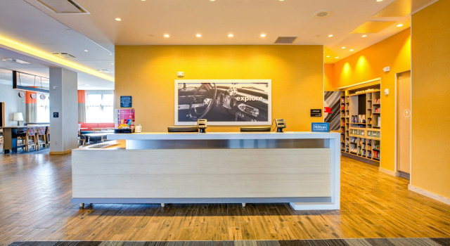 Hampton Inn & Suites Boston/Waltham, Varaa Hotelli Hotellit New England uima-altaalla, Uima-allas