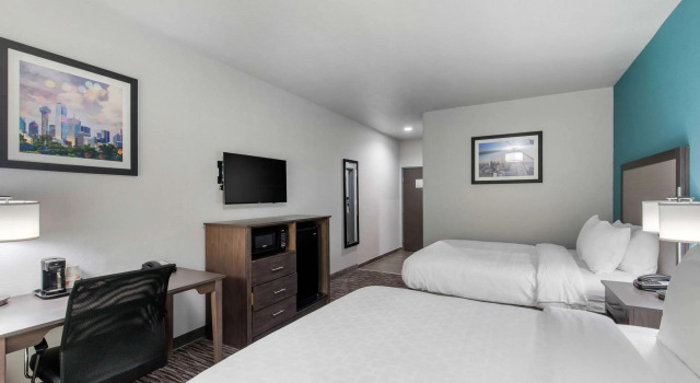 Четырёхместный номер Standard Clarion Inn & Suites DFW North