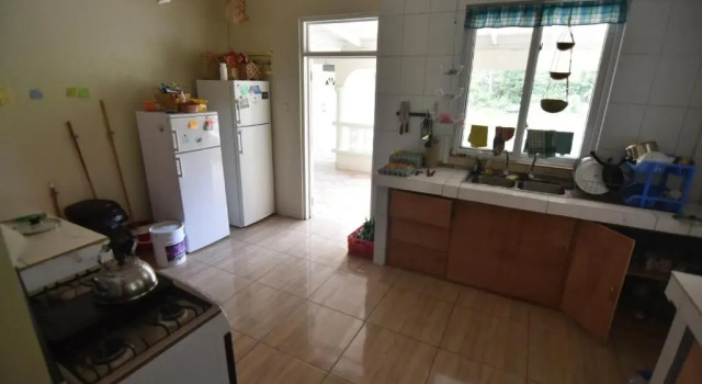 Postel ve společném pokoji pro muže Soufriere Guesthouse