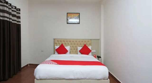 Rajrani hotel, Забронировать Отель Отели Барели с бассейном, Бассейн