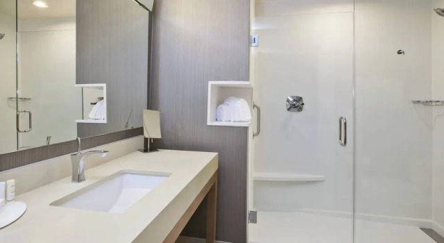 Четырёхместный люкс Courtyard by Marriott St. Joseph-Benton Harbor