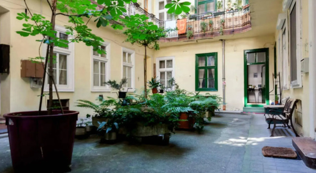 Weiner Studios, Забронировать Отель 06. Терезварош 