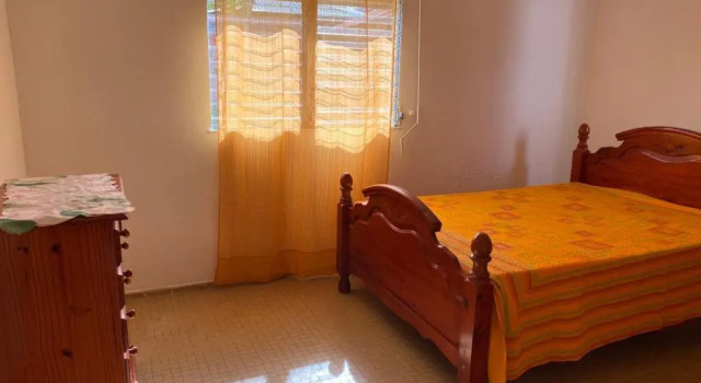 Maison familiale spacieuse avec commodité, Rezerwuj Hotel Hotele w Basse-Terre z parkingiem, Parking