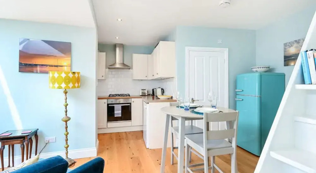 Host Stay Blue Bolthole on Vicarage Lane