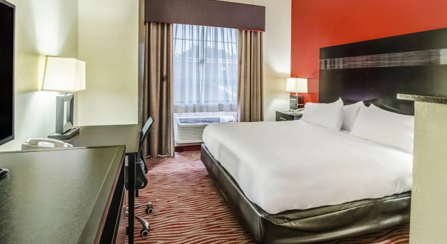 Четырёхместный номер Standard Holiday Inn Express Hotel & Suites Vinita by IHG