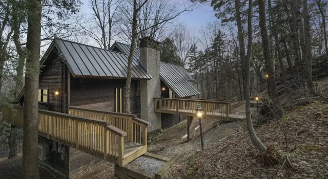Коттедж Serene Architect-designed Vermont Chalet 4 Bedroom Home