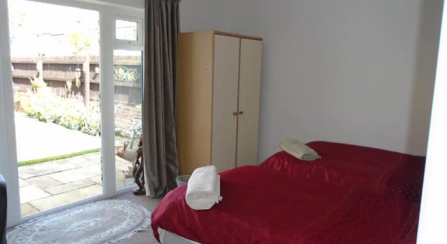 TEA in Liverpool - Private - Quiet - Ground Floor - En-suite - Walk-in-shower, Prenota Hotel Liverpool Merseyside